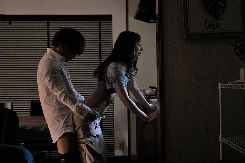 Tiền bối đi công việc, cậu nhân viên đến nhà xxx vợ yêu ông ấy