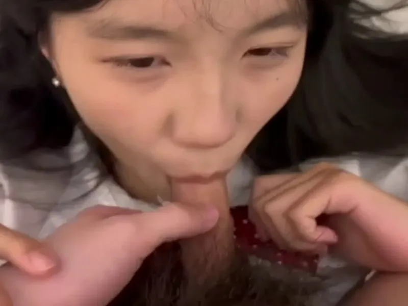 Em loli dễ thương liếm chuối biến em thành con em đào dam dang p2